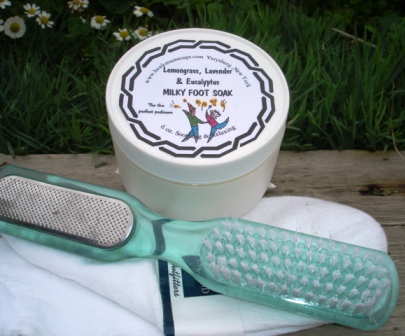 peppermint & spearmint foot scrub. Very coarse salts for an extra deep scrubbing. made with Jajoba oil to soften and protect. Wonderful invigorating essential oil blend.